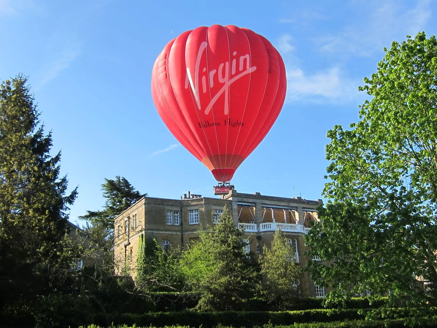 Guide to how hot air balloons fly and land